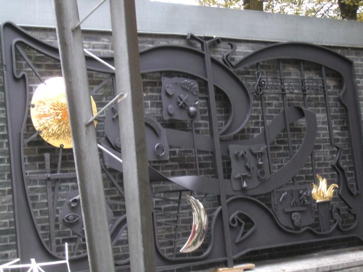 Sierhek met figuren en ornamenten