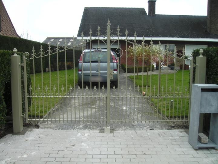 Oprijpoort met spijlen en krullen