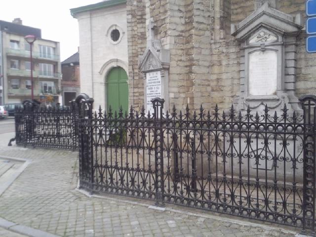 Klassiek sierhek bij een kerk