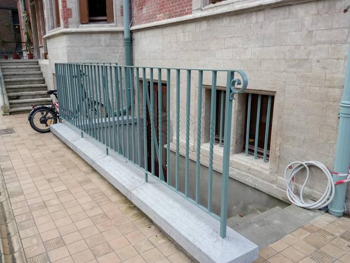Groene leuning langs een kelderopening