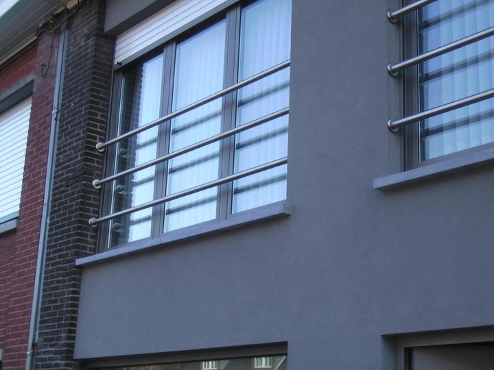 Borstweringen voor de ramen van een gevel
