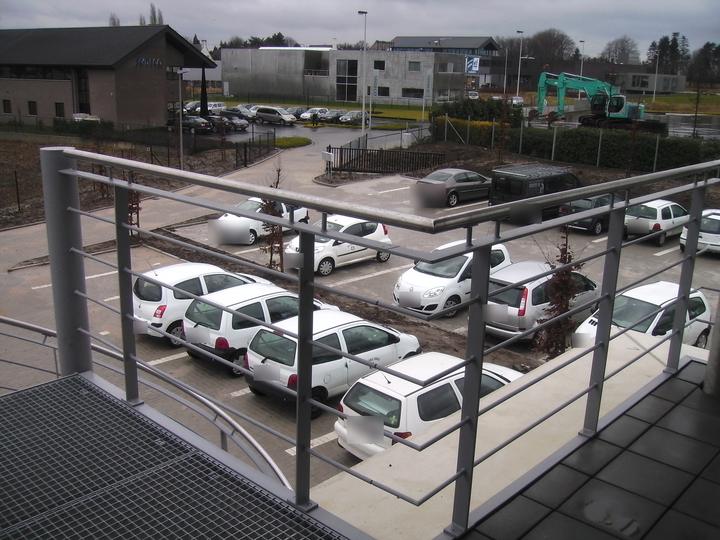Terrasleuning boven een parking