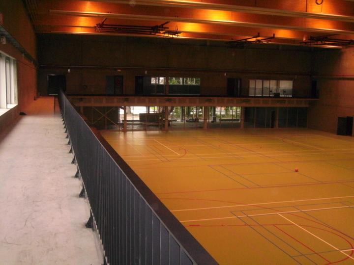 Leuning langs een galerij boven een sporthal