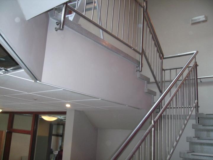 Inox leuning in een trappenhal