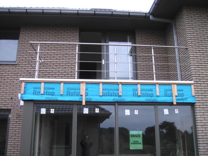 Balkonleuning aan een nieuwbouwwoning