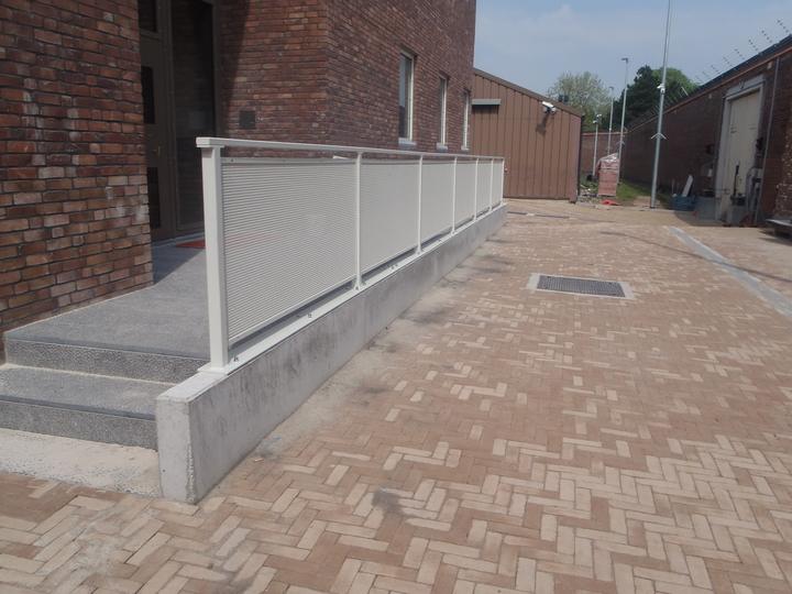 Leuning langs een verhoogd platform in Ieper
