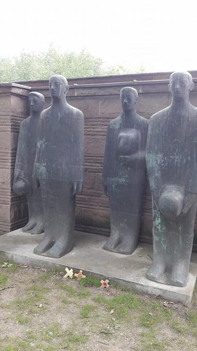 Beelden bij een oorlogsmonument