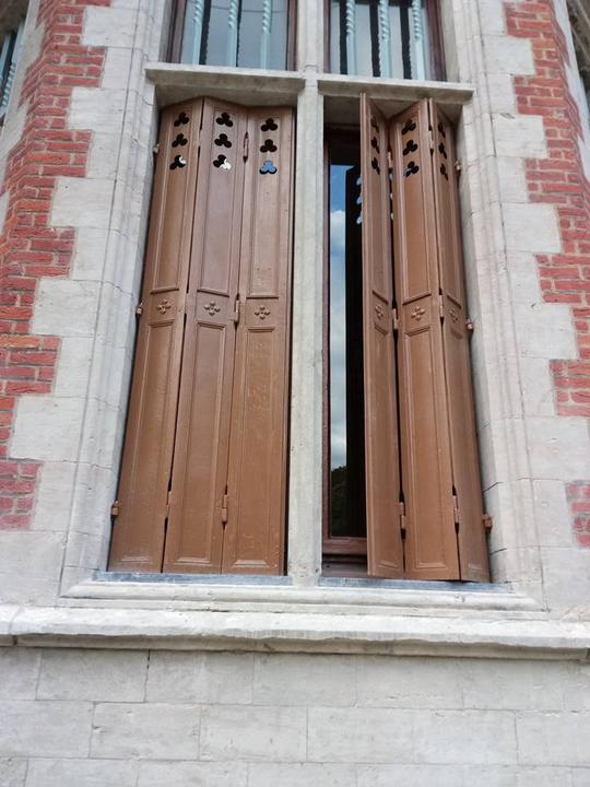 Luiken aan een historisch gebouw