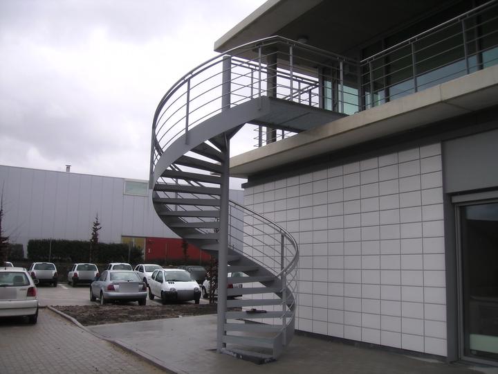 Stalen wenteltrap aan de buitenkant van een kantoorgebouw